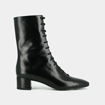 Ankle boots with laces in black distressed leather