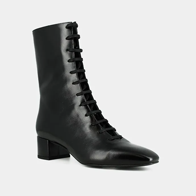 Ankle boots with laces in black distressed leather